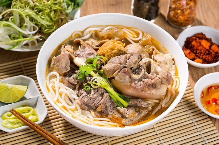 THƯỞNG THỨC ẨM THỰC ĐÊM HUẾ BẰNG XÍCH LÔ